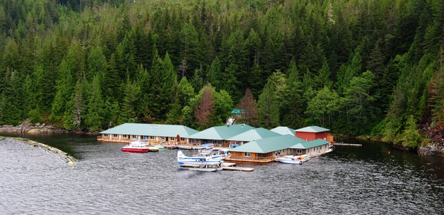 Floating lodge